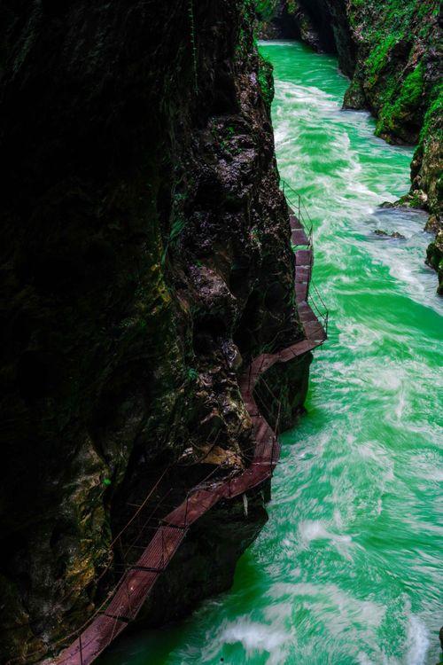 进入峡谷,探寻自然奇观的壮丽之旅